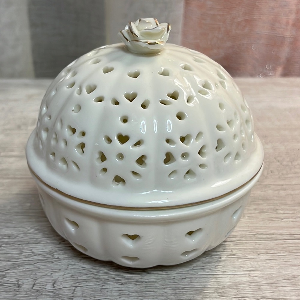 Leedsware Creamwear Pot Pourri/ Lidded Trinket Dish